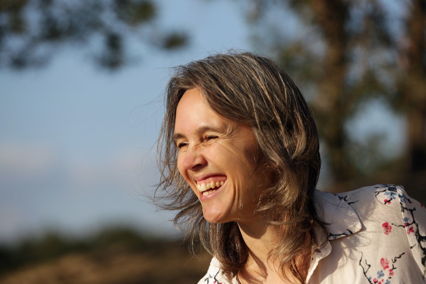 Judith Simon lachend, buiten in warm licht