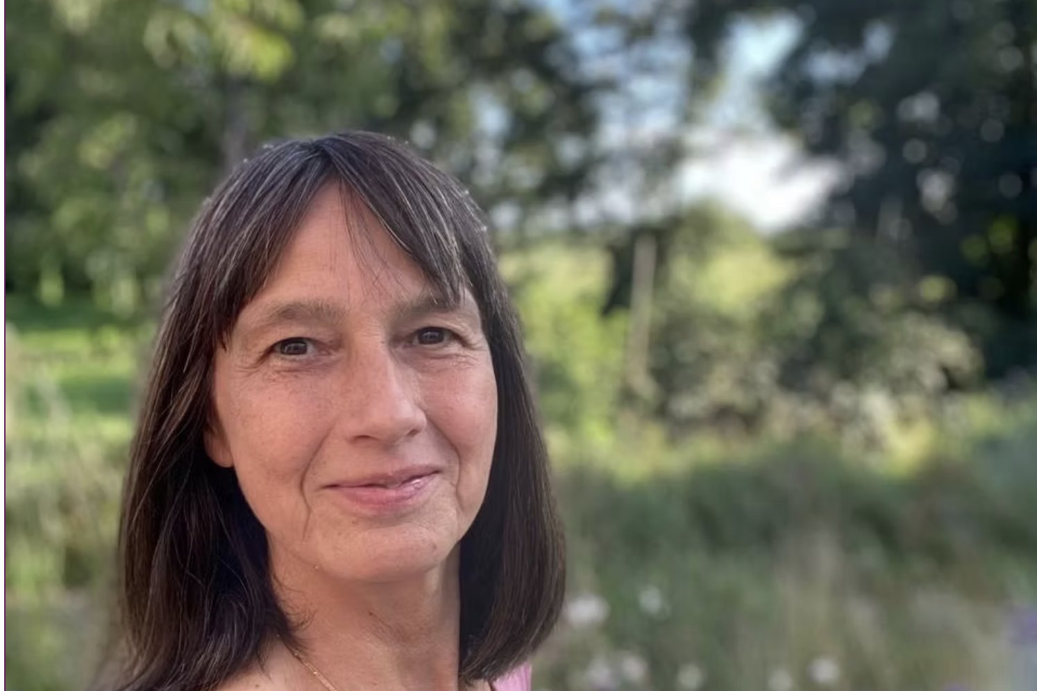 Michaela lachend, buiten tussen de bomen